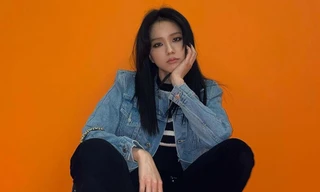 Rất chăm diện quần jeans nhưng trông không hề nhàm chán, đâu là bí quyết của Jisoo?