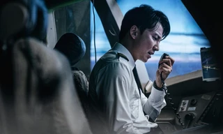 Chán mang xác sống lên tàu tốc hành, điện ảnh Hàn biến máy bay thành ổ dịch bệnh đáng sợ