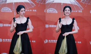 Sao Hoa ngữ cầm túi nilon đi chợ lên thảm đỏ vẫn được khen xinh như công chúa