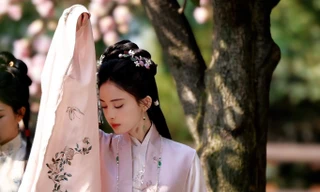 Cổ Lực Na Trát giơ tay che nắng, tạo khoảnh khắc được khen đẹp như tranh vẽ