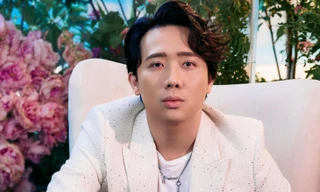 Liên tục làm điều này với Hoa hậu Thùy Tiên rồi Á hậu Hoàng Oanh, Trấn Thành bị chê kém duyên