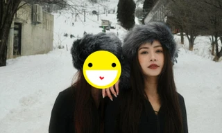 'Mỹ nhân nóng bỏng' của V-biz 'gây sốc' khi công khai diện đồ đôi với một cô gái