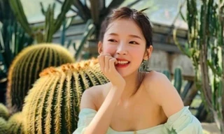 Vì sao nữ idol này đã 22 tuổi mà mặc áo hở vai vẫn bị netizen chê “quá hở hang”?