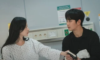 Trước Kim Soo Hyun, hóa ra Kim Ji Won từng có lovestagram với hai mỹ nam khác