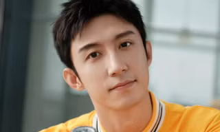 Bức ảnh chụp Hoàng Cảnh Du tại Việt Nam leo lên Top 1 bảng tìm kiếm Weibo