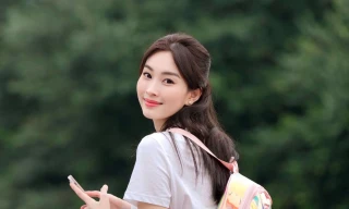 Mải khoe sắc với đồ hiệu, “thần tiên tỷ tỷ” Đặng Thu Thảo gặp ngay sự cố ngại ngùng