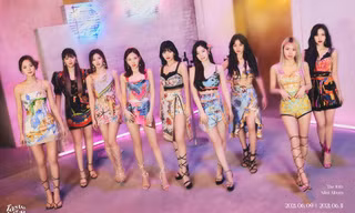 Stylist TWICE lên tay thật rồi, trình biến tấu trang phục đỉnh không thua gì BLACKPINK