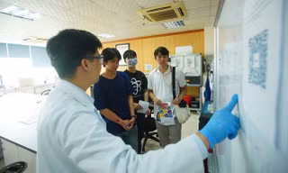 Khui "sít rịt" siêu hấp dẫn ở Ngày hội tuyển sinh khối các ngành Khoa học và Công nghệ