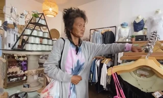 Lý do nào khiến hai con gái của ca sĩ Kim Ngân không thể chăm sóc chữa trị cho mẹ?