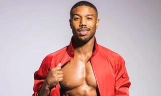 'Ngất ngây' trước màn cởi áo khoe cơ bắp của người đàn ông quyến rũ nhất thế giới 2020