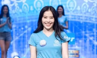Nam Em lại gây chú ý bởi cách hành xử lạ trên sân khấu Chung khảo Miss World Vietnam 2022