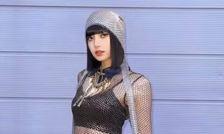 Idol gặp sự cố với pháo hoa thì nhiều, nhưng xử lý tinh tế như Lisa thì chưa từng gặp