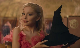 Ariana Grande xinh đẹp tựa tiên tử trong phim nhạc kịch “Wicked” đầy huyền bí