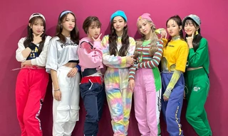 Nhóm nữ tân binh được Knet khen ngợi hết lời vì không mặc váy, chỉ diện quần đi diễn