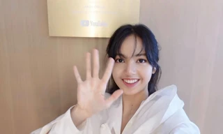 Lisa vừa khoe nhà riêng đã khiến netizen sốc nặng: “Chị định đóng phim Penthouse hay gì"?