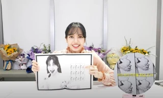 Đoán thử xem ai là chủ nhân của bức hình bàn tay bí ẩn trong cuốn sách ảnh của Lisa