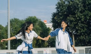 Tan chảy với loạt ảnh thanh xuân ngọt ngào của cặp đôi phụ "Chúng Ta Của 8 Năm Sau"