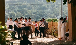 Bồi hồi với lễ khai giảng thời "bố mẹ anh" trong Ngày Xưa Có Một Chuyện Tình