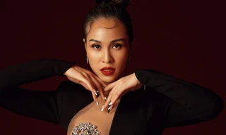 'Sốc' nặng trước bộ váy mới của siêu mẫu Phương Mai: Có phải chiếc váy 'hở bạo' nhất xứ Việt?