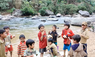 Trẻ em ở bản Ka Lô rất đông