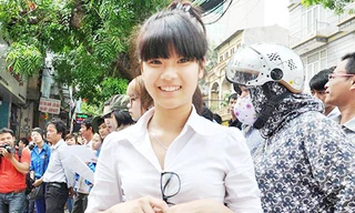 Hot girl Chibi Hoàng Yến khoe làm được 8 mặt giấy thi môn Văn