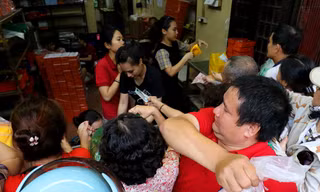 Kẹt xe, tắc đường vẫn rồng rắn chen nhau mua bánh trung thu