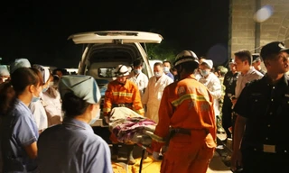 Các nhân viên cứu hộ đưa nạn nhân khỏi hiện trường vụ nổ khí tại mỏ than ở Tứ Xuyên hôm 11/5