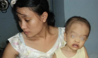 Cháu Gia Bảo trong vòng tay mẹ