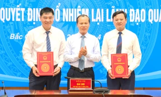 Phó Chủ tịch Thường trực UBND tỉnh Bắc Giang Mai Sơn trao quyết định bổ nhiệm lại.