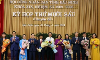 Lãnh đạo tỉnh Bắc Ninh tặng hoa chúc mừng các chức danh mới bầu bổ sung.