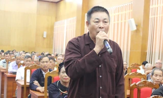 Người có uy tín phát biểu tại hội nghị.