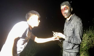 Cán bộ, chiến sỹ Công an tỉnh Bắc Giang kịp thời đưa thanh niên bị ngã lên khởi đầm nước.