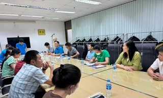 Cơ quan chức năng và Công ty TNHH KD Sports Việt Nam làm việc giải quyết việc công nhân ngừng việc.