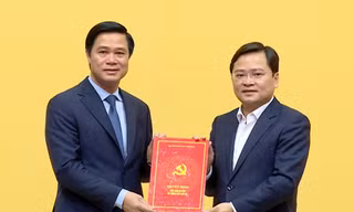 Bí thư tỉnh Bắc Ninh Nguyễn Anh Tuấn (bên phải) trao quyết định cho ông Lê Xuân Lợi.
