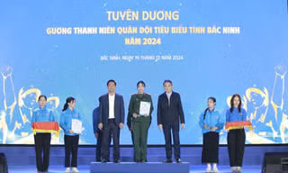 Ông Lê Xuân Lợi - Phó Chủ tịch UBND tỉnh (bên trái) và ông Vũ Minh Hiếu - Trưởng ban Nội chính tỉnh Bắc Ninh trao thưởng thanh niên tiêu biểu.