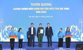 Ông Lê Xuân Lợi - Phó Chủ tịch UBND tỉnh (bên trái) và ông Vũ Minh Hiếu - Trưởng ban Nội chính tỉnh Bắc Ninh trao thưởng thanh niên tiêu biểu.