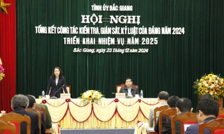 Bí thư Tỉnh ủy Bắc Giang Nguyễn Văn Gấu và Chủ nhiệm UBKT Tỉnh ủy Bắc Giang Nguyễn Thị Hương chủ trì hội nghị. Ảnh: Nguyễn Thắng