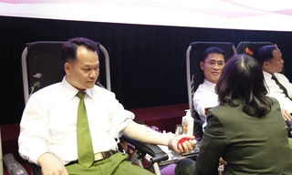 Lãnh đạo Công an tỉnh Bắc Giang tham gia hiến máu. Ảnh: Nguyễn Thắng