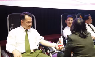 Lãnh đạo Công an tỉnh Bắc Giang tham gia hiến máu. Ảnh: Nguyễn Thắng