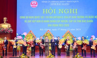 Lãnh đạo chủ chốt thành phố Bắc Giang, thị xã Chũ và huyện Lục Ngạn theo đề án nhận hoa chúc mừng tại hội nghị công bố sắp xếp đơn vị hành chính tỉnh Bắc Giang.