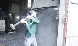 Người dân làm nghề tái chế kim loại ở thôn Mẫn Xá, xã Văn Môn (huyện Yên Phong) tự tháo dỡ cơ sở sản xuất để bảo vệ môi trường. Ảnh: Nguyễn Thắng