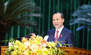 Quyền Chủ tịch UBND tỉnh Bắc Giang Mai Sơn phát biểu tại kỳ họp.