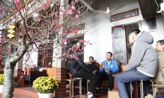 Lãnh đạo Hội LHTN tỉnh Bắc Giang trò chuyện cùng công nhân xa quê làm việc xuyên Tết. Ảnh: Nguyễn Thắng