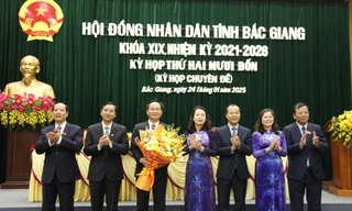 Lãnh đạo HĐND và UBND tỉnh Bắc Giang chúc mừng ông Thịnh (thứ 3 bên trái). Ảnh: Nguyễn Thắng