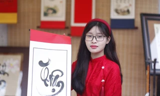 Cô đồ viết thư pháp tại chùa Bổ Đà là Tống Thị Dung (SN 1997, quê ở xã Trung Sơn, thị xã Việt Yên, Bắc Giang). Hiện cô đồ Dung đang làm giáo viên ở Trường Tiểu học Lê Lợi, thành phố Bắc Giang. Ảnh: Nguyễn Thắng