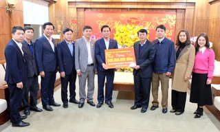 Lãnh đạo UBND tỉnh Bắc Ninh trao quà Tết tặng người nghèo tỉnh Cao Bằng.