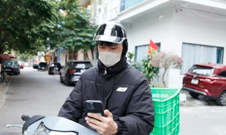 Anh Tiến đang đi giao hàng cho khách. Ảnh: Nguyễn Thắng