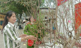 Phạm nhân ở Trại tạm giam Công an tỉnh Bắc Giang vui vẻ đón Tết.