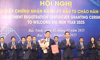 Lãnh đạo tỉnh Bắc Ninh trao giấy chứng nhận đăng ký đầu tư cho doanh nghiệp.