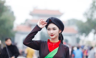 Một chị hai quan họ đi trẩy hội Lim (thị trấn Lim, huyện Tiên Du, Bắc Ninh). Ảnh: Nguyễn Thắng